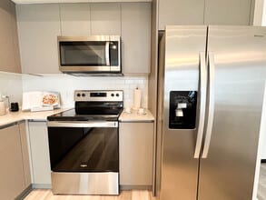670 NE 1st Pl, Unit B3 in Hialeah, FL - Building Photo - Building Photo