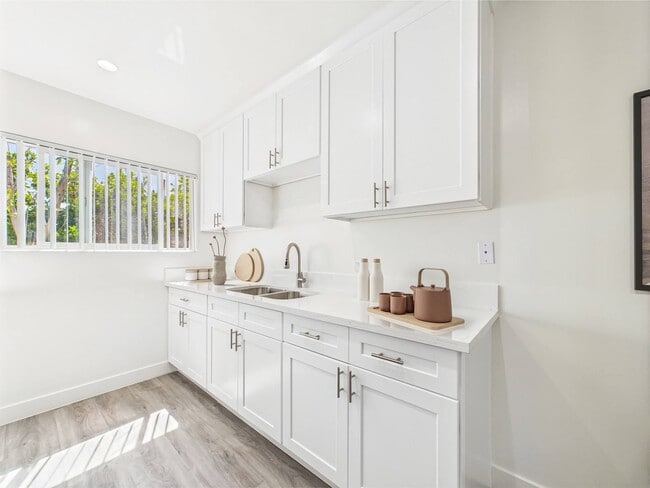 13060 Burbank Blvd. Apartments in Sherman Oaks, CA - Foto de edificio - Building Photo