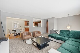 7048 Montrose Rd in Woodbury, MN - Foto de edificio - Building Photo