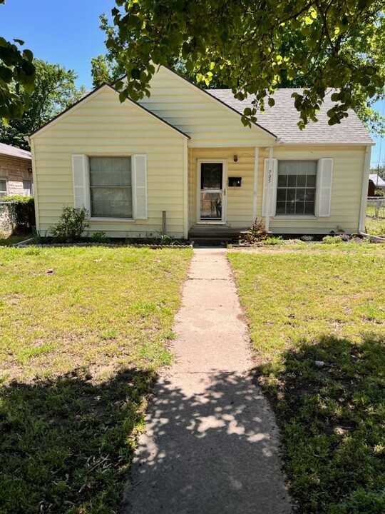 705 W Indiana Ave in Enid, OK - Building Photo