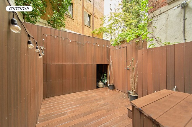 102 Greenwich Ave in New York, NY - Building Photo - Building Photo