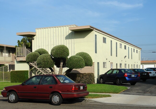 2135 Elden Ave in Costa Mesa, CA - Foto de edificio - Building Photo