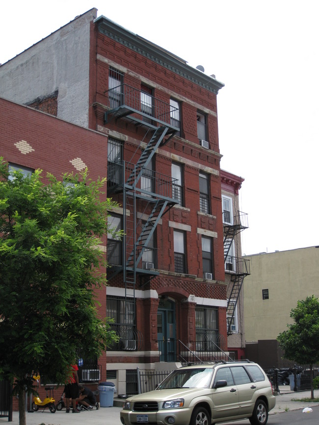 126 Pulaski St in Brooklyn, NY - Building Photo - Building Photo