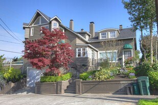 502 NE 72nd St in Seattle, WA - Building Photo