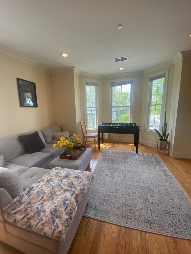 13 Sparhawk St, Unit 1 in Boston, MA - Building Photo - Building Photo