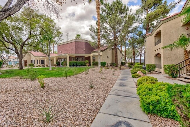 7885 W Flamingo Rd in Las Vegas, NV - Building Photo - Building Photo