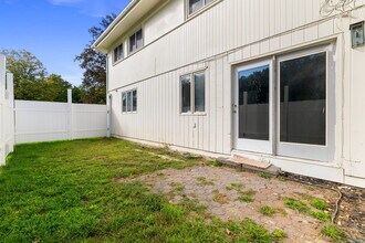 8 Burma Rd in Southbury, CT - Building Photo - Building Photo