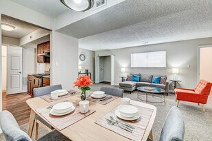 10 West Apartments in Indianapolis, IN - Building Photo