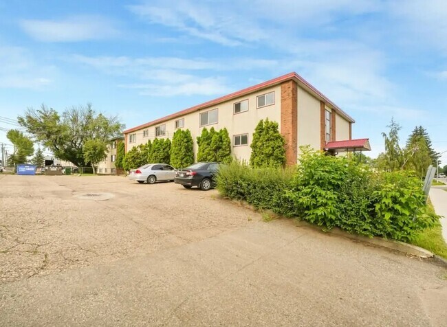 9725-9130 130 Ave NW in Edmonton, AB - Building Photo - Building Photo