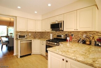 19 Cadmus Ct in West Orange, NJ - Building Photo - Building Photo