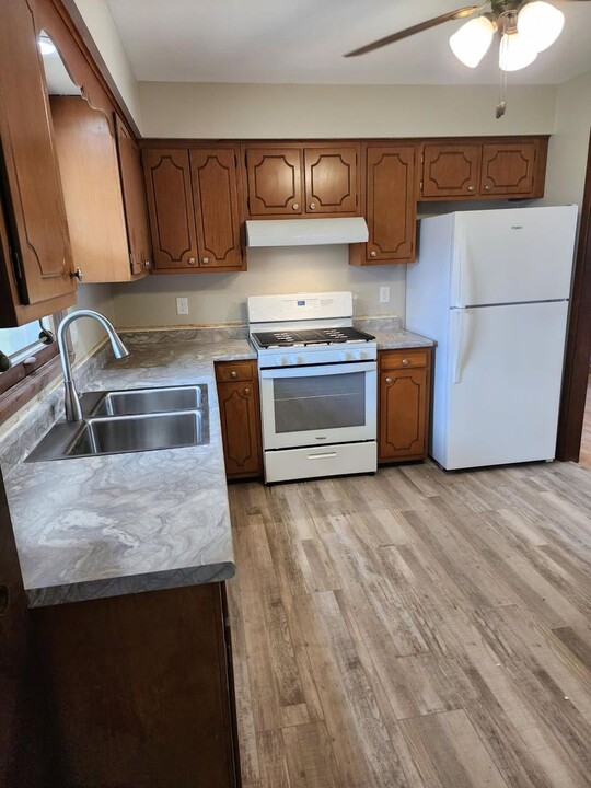1506 Maryland Ct in Belvidere, IL - Building Photo