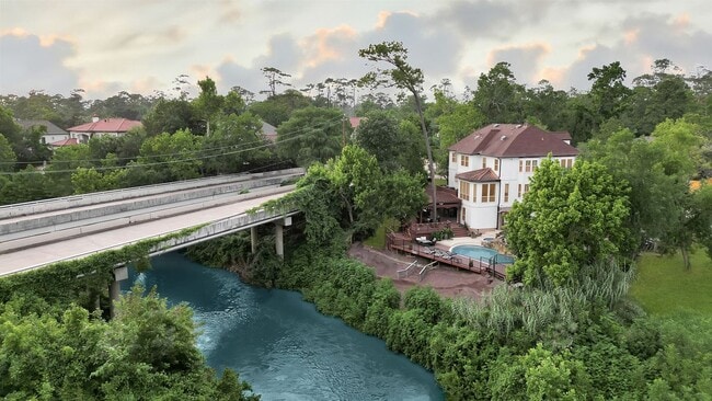 1 Magnolia Bend Dr in Houston, TX - Building Photo - Building Photo