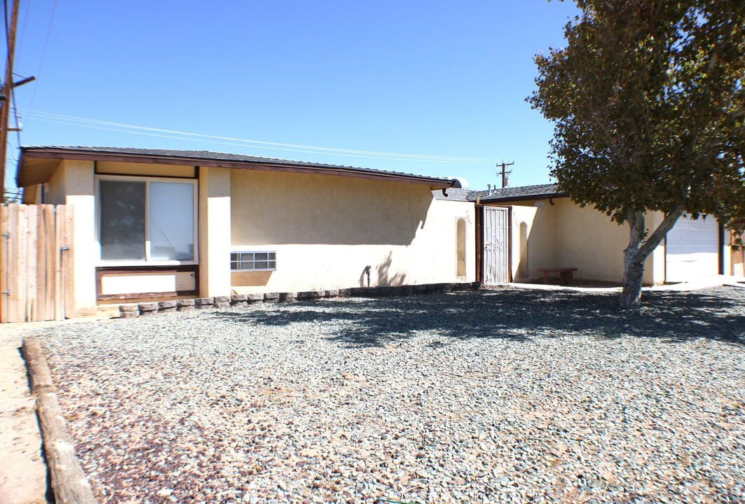 9387 N Loop Blvd in California City, CA - Building Photo