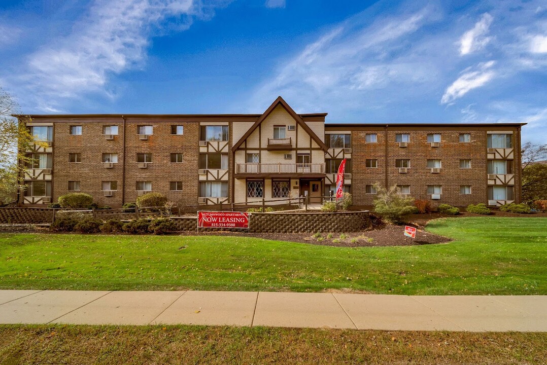 Autumnwood Apartments in Woodstock, IL - Building Photo