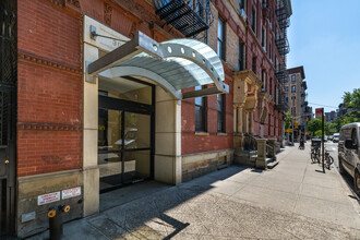 225 8th Ave in New York, NY - Foto de edificio - Building Photo