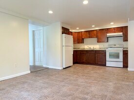 127 Elm St, Unit 2 in Amesbury, MA - Building Photo