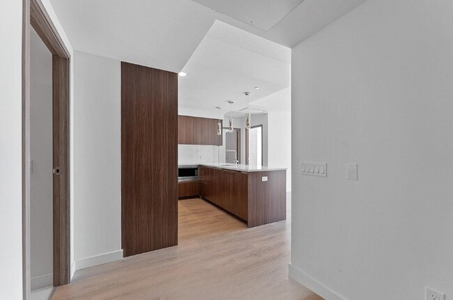 3 Concord Cityplace Way in Toronto, ON - Building Photo - Building Photo