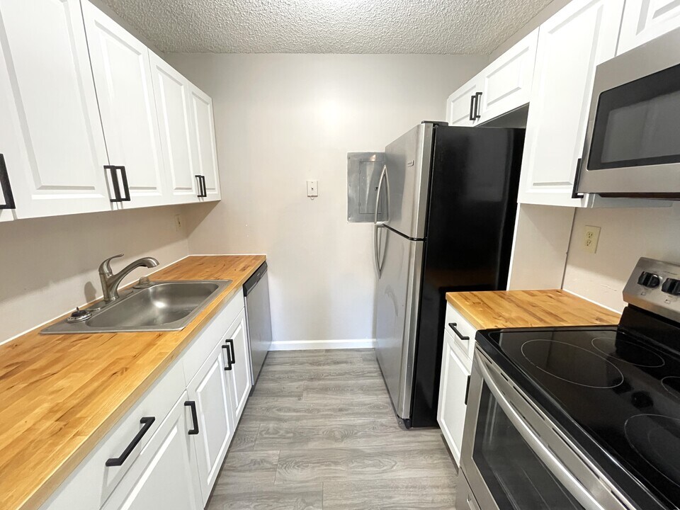 1153 Lake Victoria Dr in West Palm Beach, FL - Building Photo