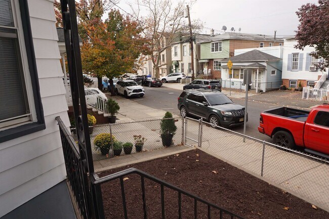94 Columbia Ave-Unit -1 in Jersey City, NJ - Building Photo - Building Photo