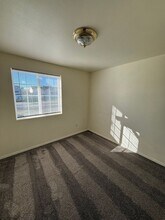 1075 Kees St in Lebanon, OR - Building Photo - Building Photo