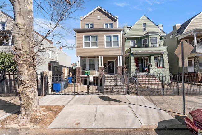 58 Wegman Pkwy in Jersey City, NJ - Building Photo - Building Photo