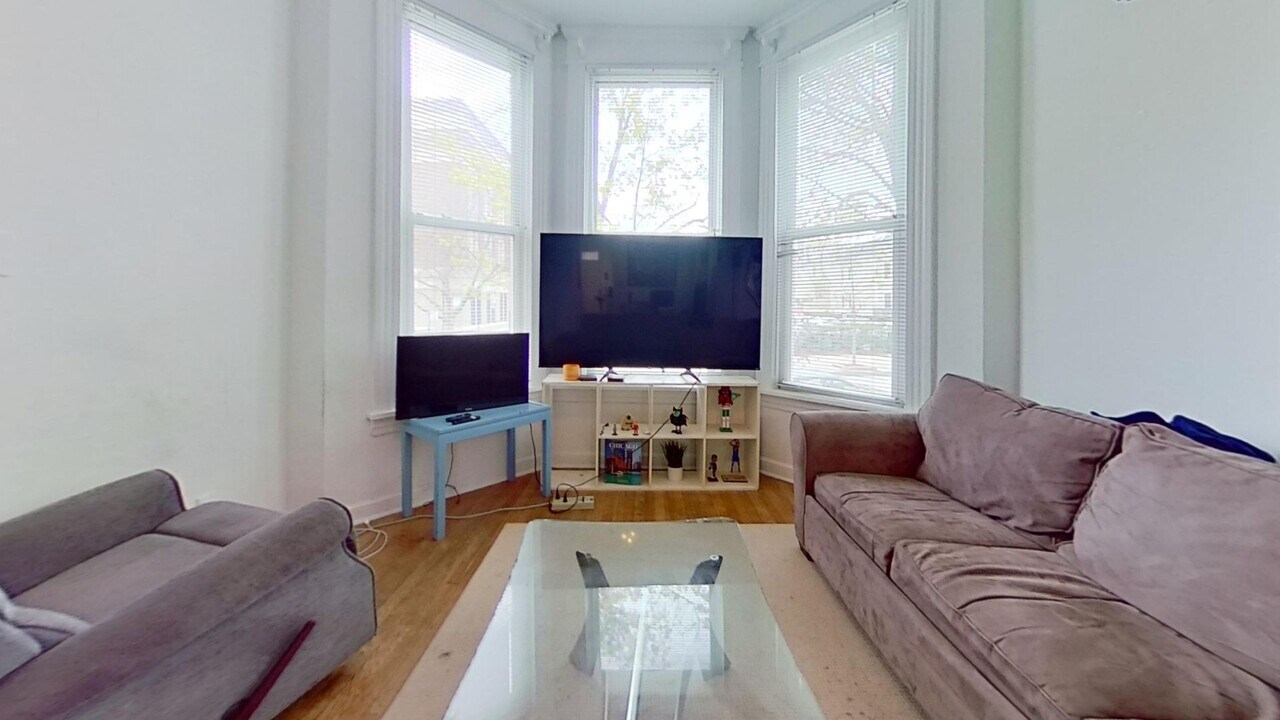 1039 W Wolfram St in Chicago, IL - Building Photo