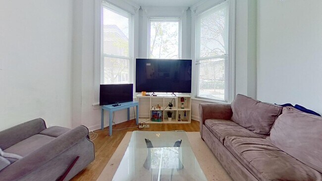property at 1039 W Wolfram St
