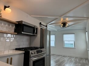 1653 1/2 Bayview Dr, Unit 1 Bed - 1 Bath in Hermosa Beach, CA - Building Photo - Building Photo