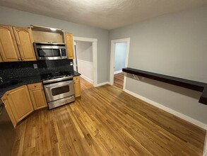35 Cameron Ave, Unit 2 in Somerville, MA - Foto de edificio - Building Photo