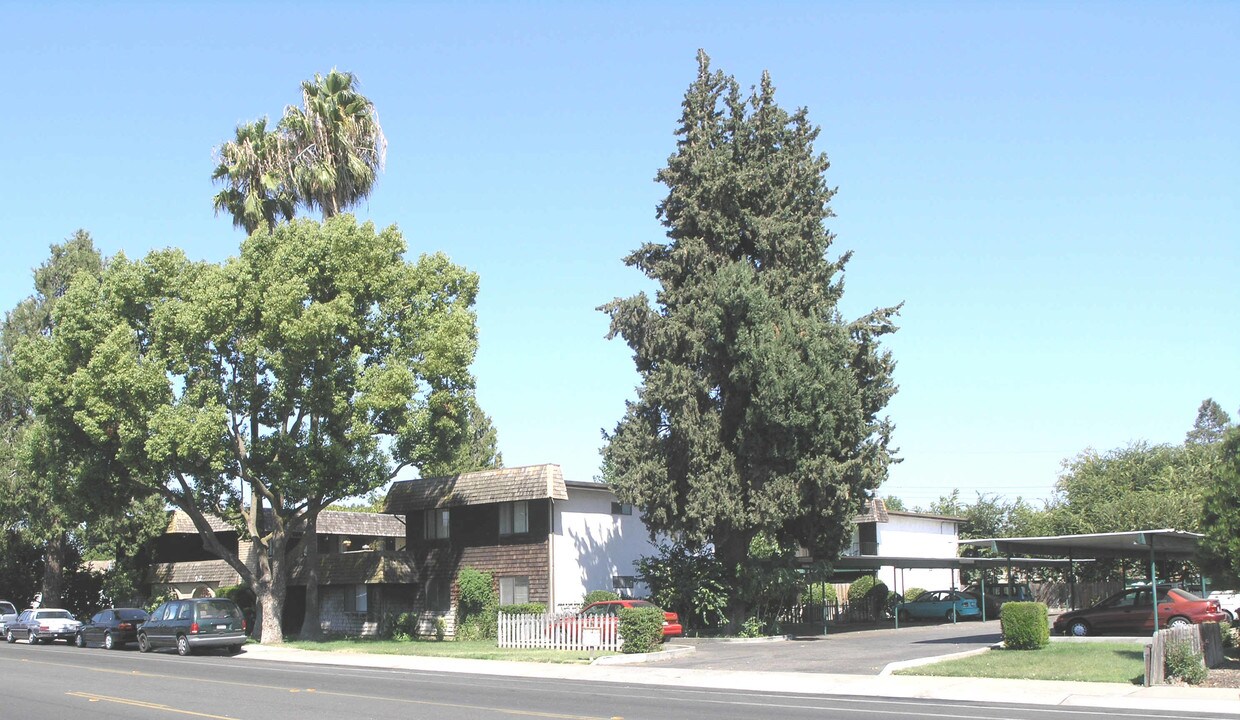 912 S Hutchins St in Lodi, CA - Foto de edificio