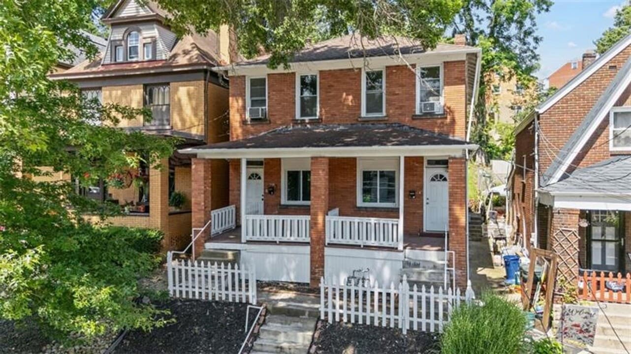 2450 Starkamp St in Pittsburgh, PA - Building Photo