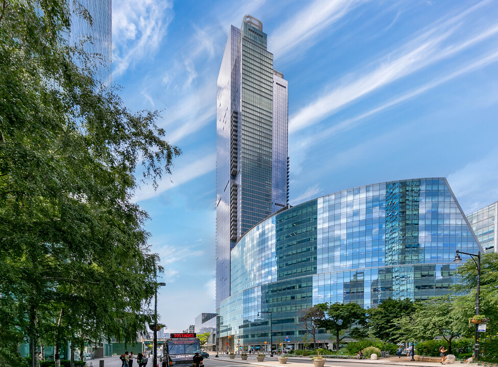 Skyline Tower in Long Island City, NY - Building Photo