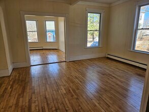 24 Ninth St, Unit 1 in Auburn, ME - Foto de edificio - Building Photo