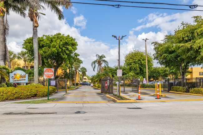 Soleil Lake in Miami, FL - Building Photo - Building Photo