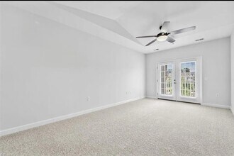 7106 W Friendly Ave, Unit Unit 301 in Greensboro, NC - Foto de edificio - Building Photo