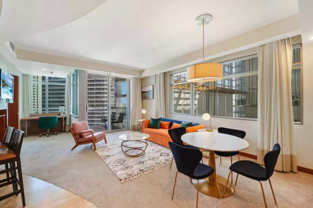 1395 Brickell Ave in Miami, FL - Building Photo