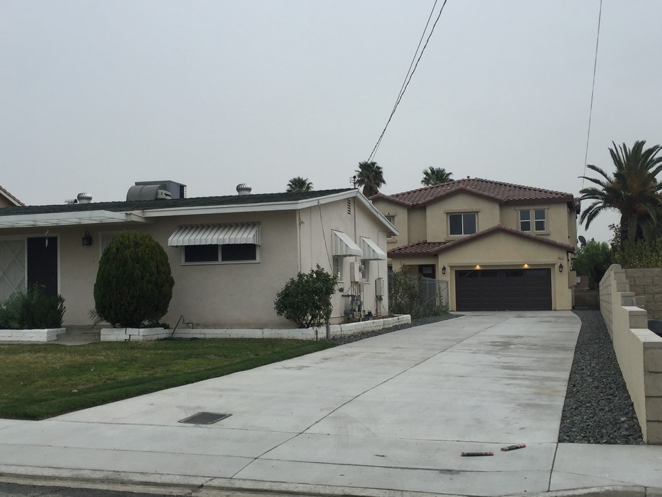 9345 Acacia Ave in Fontana, CA - Foto de edificio