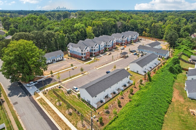 Oak Tree Apartments and Townhomes in Charlotte, NC - Foto de edificio - Building Photo