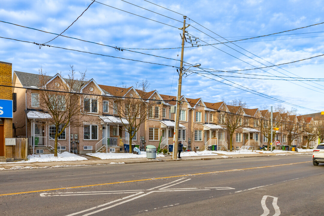 1204-1228 Weston Rd in Toronto, ON - Building Photo