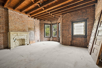 872 Park Pl in Brooklyn, NY - Building Photo - Interior Photo