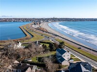 132 Memorial Blvd in Newport, RI - Foto de edificio - Building Photo