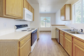 Glenmoor Townhomes in Fort Collins, CO - Building Photo - Interior Photo