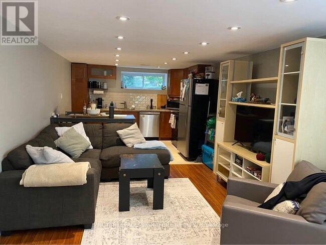 147 Lupin Dr in Whitby, ON - Building Photo - Building Photo