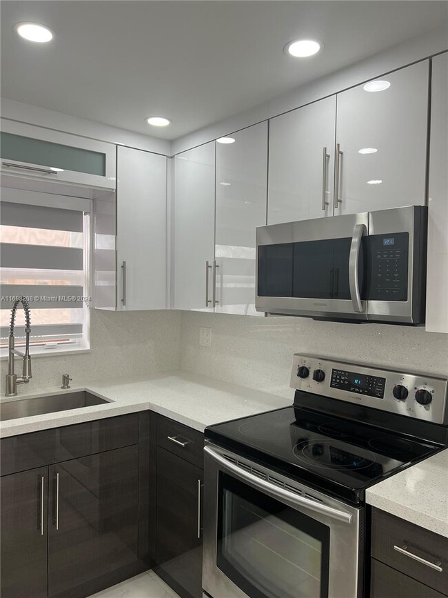 403 NW 72nd Ave, Unit 217 in Miami, FL - Building Photo - Building Photo