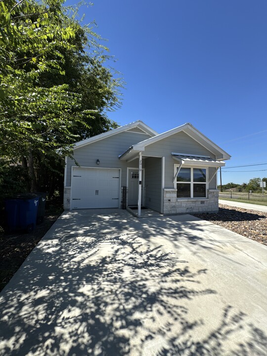 2010 N Ranch Estates Blvd in New Braunfels, TX - Building Photo