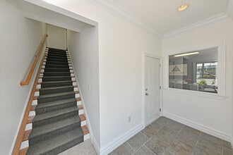 59 Lincoln Ave, Unit 201 in Fair Lawn, NJ - Foto de edificio - Building Photo