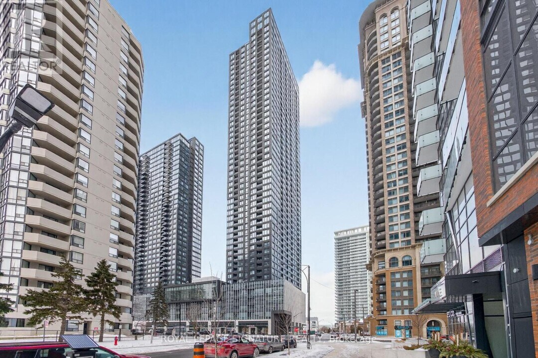 395 Square One Dr in Mississauga, ON - Building Photo