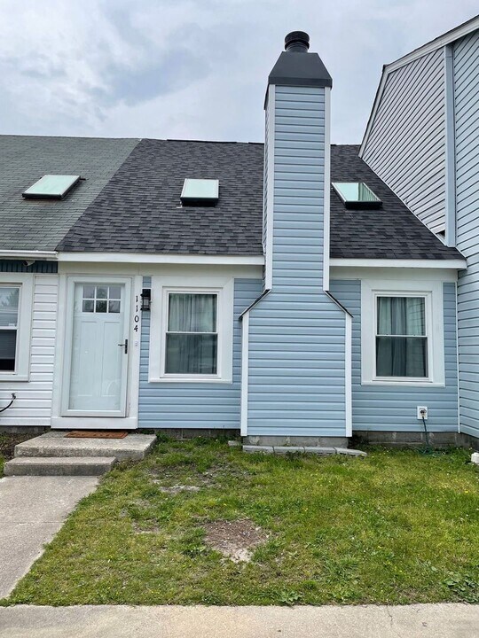1104 Creekside Ct in Virginia Beach, VA - Building Photo