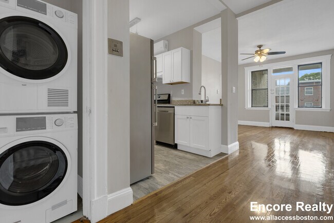 322 Summit Ave, Unit 4 in Boston, MA - Foto de edificio - Building Photo