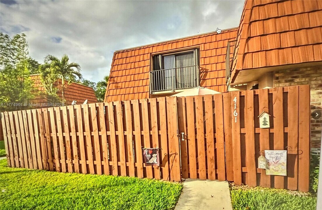 4161 Forest Hill Dr in Hollywood, FL - Building Photo